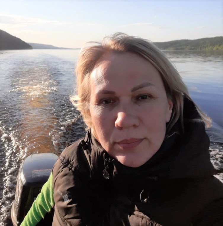 "Photo of Svetlana Ponomareva driving a motor boat in lake Paanayarvi"